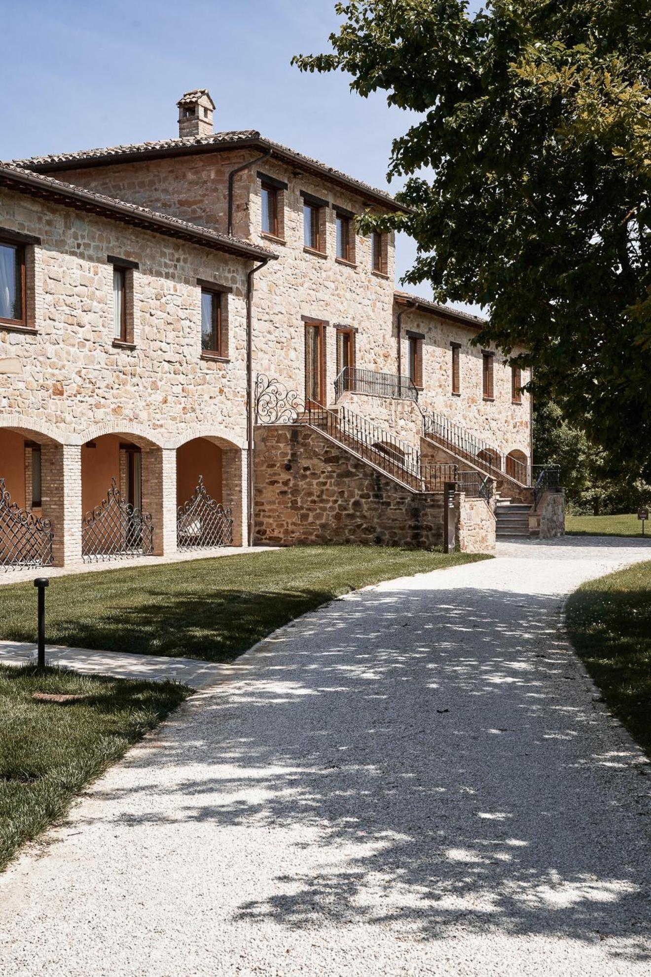 Borgo Lanciano Hotel Castelraimondo Exterior photo