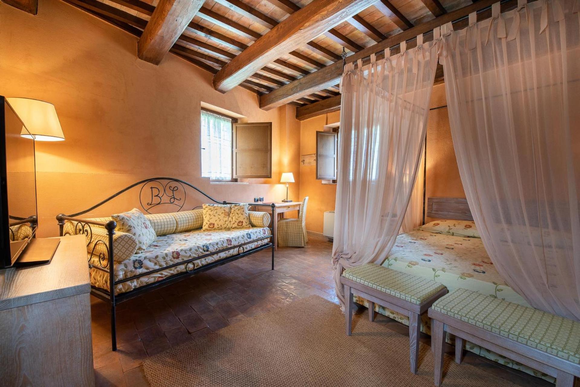 Borgo Lanciano Hotel Castelraimondo Exterior photo